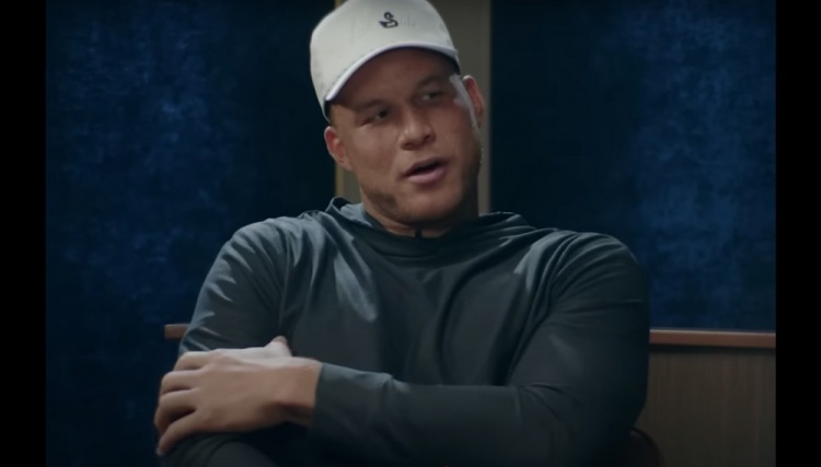 😬格里芬：刚被选中时斯特林带我到派对上 和人们一起摸我腹肌